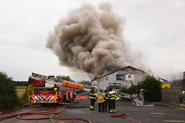 2017/156/20170802-05u58 GB 053 Zeer grote brand Schipholweg.jpg